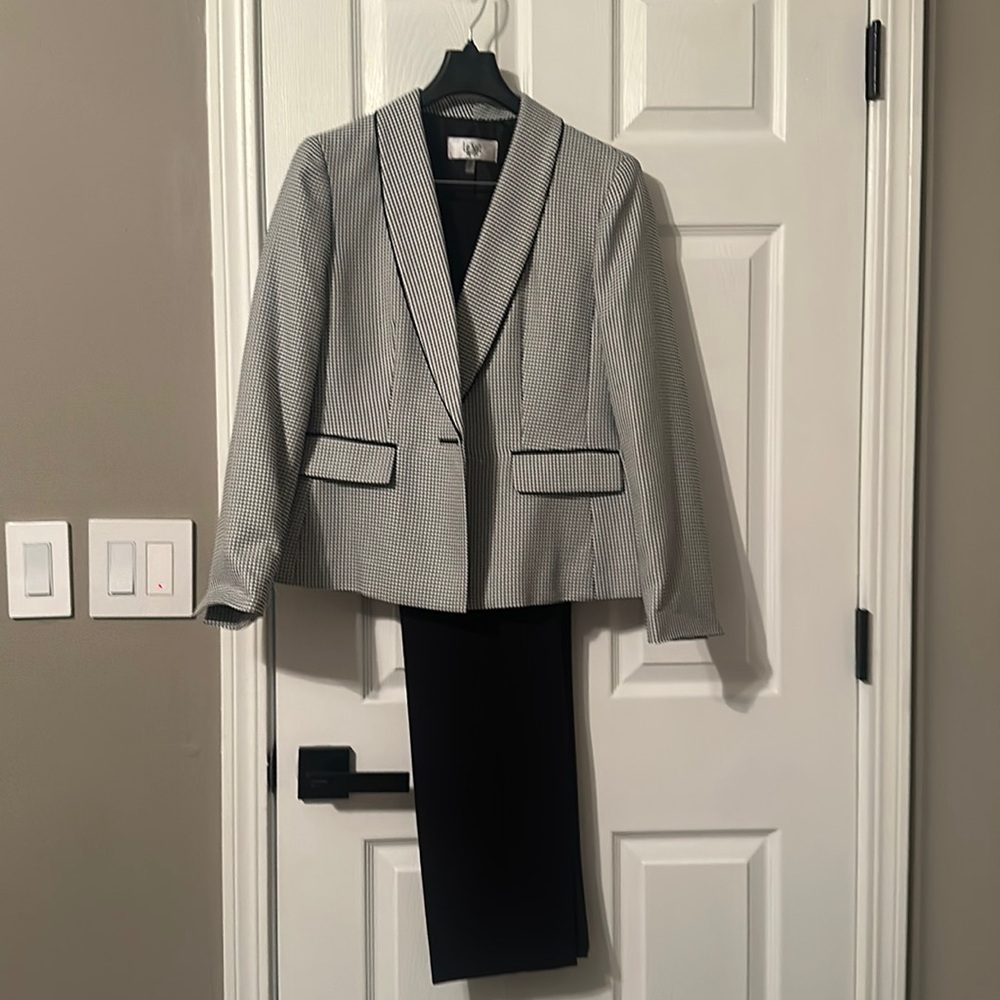 Le Suit Women’s white/black suit jacket with Black pants Size 10P